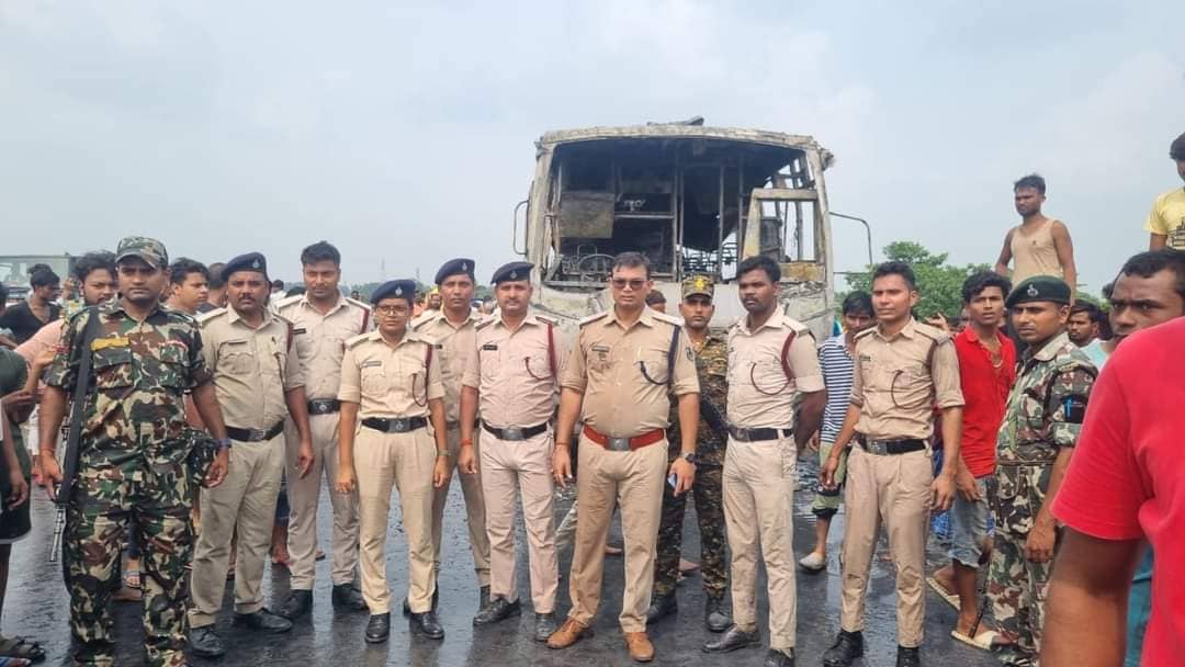 Bihar: चलती बस में लगी आग, खिड़की से कूदकर यात्रियों ने बचाई अपनी जान, आधे घंटे तक जलती रही बस