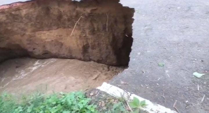 Bihar News:अचानक बाढ़ का पानी आने से दो हिस्सों में बंटा मिर्जापुर बरछी बीघा पथ, आवागमन हुआ बाधित