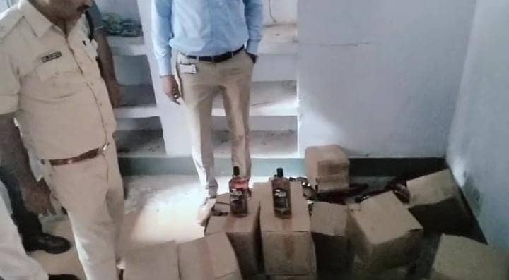जमशेदपुर: अवैध शराब कारोबार के खिलाफ प्रशासन की बड़ी कार्रवाई, बंद फ्लैट से भारी मात्रा में शराब बरामद, जांच में जुटी पुलिस