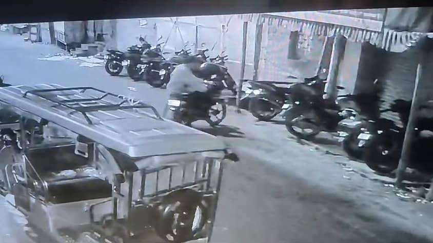 कांवरिया के भेष में मोटरसाइकिल की चोरी कर रहे हैं चोर, सीसीटीवी में वारदात कैद, पुलिस कर रही है छानबीन