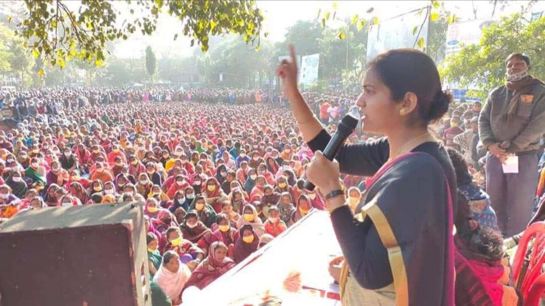 हजारों की संख्या में ढिबरा चुनने वाले उतरे सड़क पर, किया धरना-प्रदर्शन