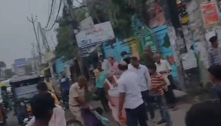 वसूली करने पहुंचे थे अवर निरीक्षक, नहीं मिले पैसे तो लोगों की जमकर कर दी कुटाई, देखिए वीडिओ