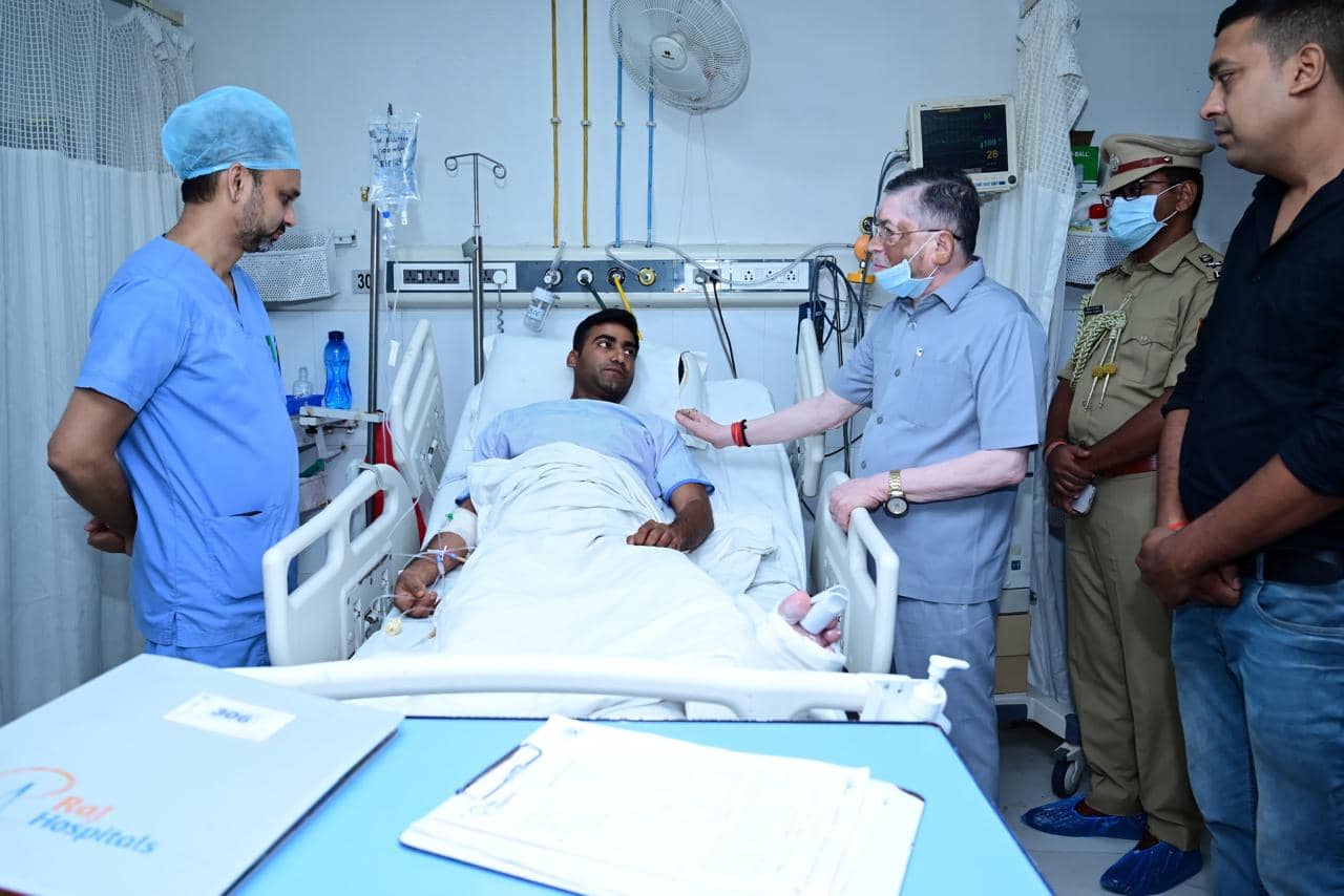 Governor meet injured CRPF Jawan   :  घायल जवान को देखने राज्यपाल संतोष गंगवार पहुंचे हॉस्पिटल, जानिए क्या कहा नक्सली समस्या के बारे में