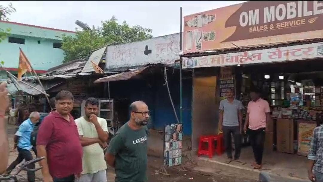 दुमका में चोरों ने मोबाइल सेन्टर को बनाया निशाना, नगद के साथ लाखों के सामान की चोरी, जांच में जुटी पुलिस 