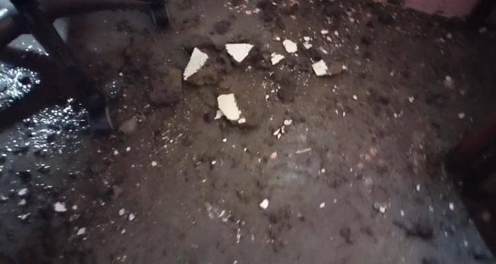 भागलपुर: स्कूल पर आकाशीय बिजली से छत में हुई छेद, बाल-बाल बचे प्रधानाध्यापक, मलबे में तब्दील हुआ स्कूल