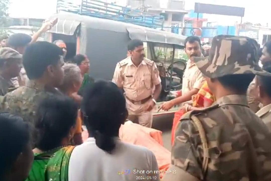 बोकारो में शिक्षिका ने स्कूल परिसर में किया आत्मदाह,भारत माला प्रोजेक्ट के लिए अतिक्रमण हटाने गए अधिकारियों के समक्ष हुई घटना, जानिए