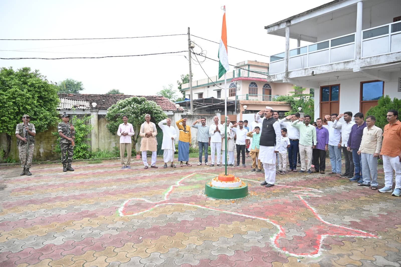 डाल्टनगंज में के एन त्रिपाठी ने किया ध्वजारोहण, कहा-शहीदों से मिलती है हक और अधिकार के लिए आवाज उठाने की हिम्मत