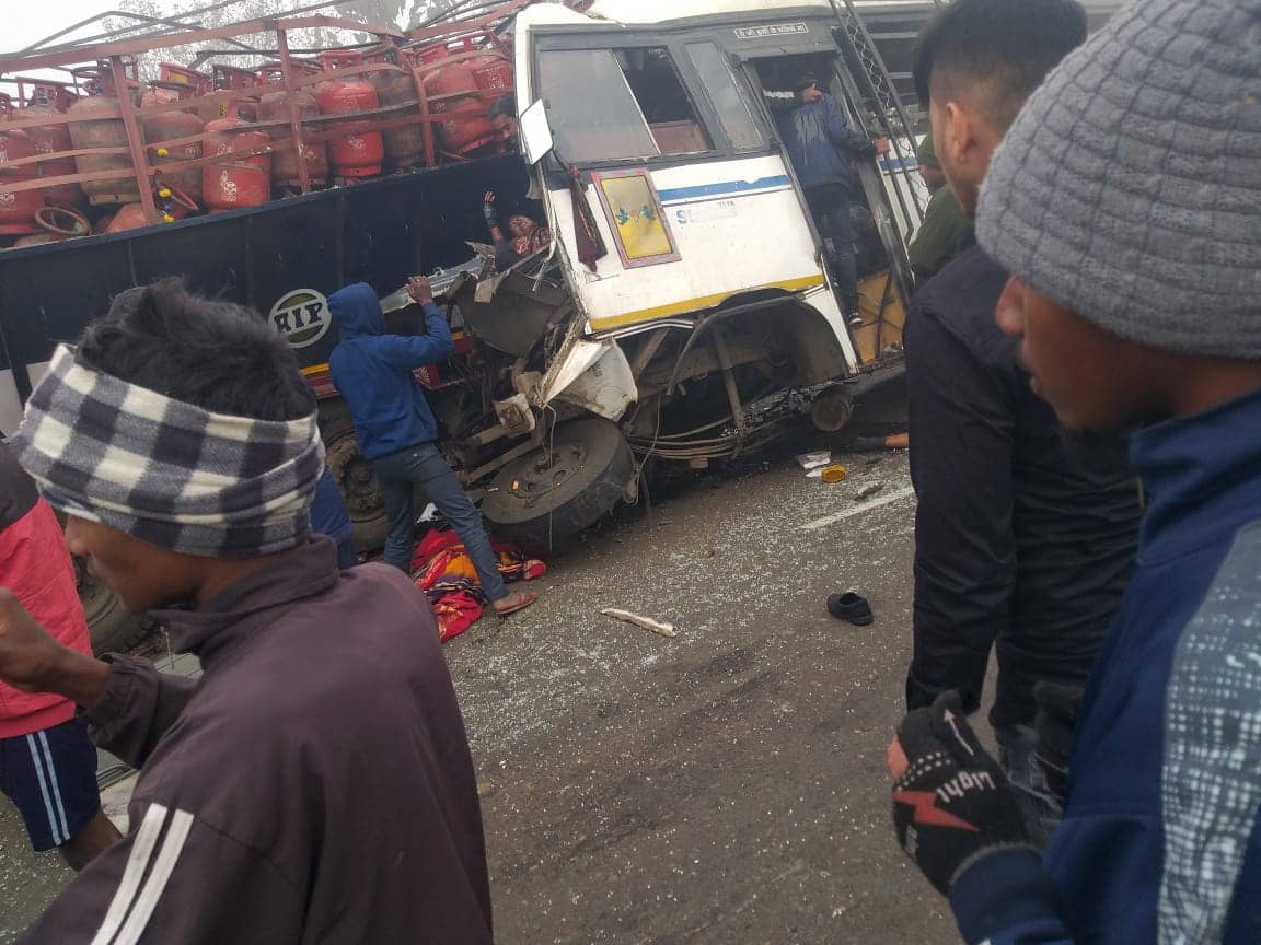 पाकुड़ में ट्रक-बस में टक्कर, 10 की मौत, 16 की हालत नाजुक