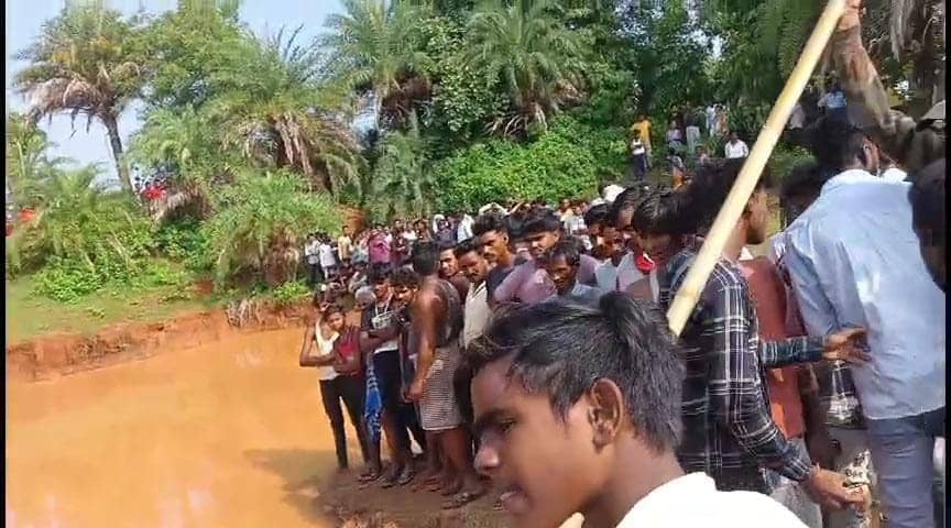 देवघर: डोभा से एक साथ 3 बच्चों का शव बरामद होने से फैली सनसनी,परिजनों ने हत्या का लगाया आरोप