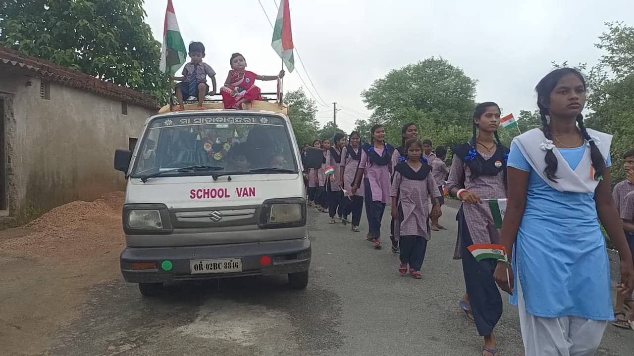 78वें स्वतंत्रता दिवस पर सरायकेला के इस स्कूल की लापरवाही आयी सामने, वैन की छत पर बच्चों को बिठाकर निकाली गई रैली