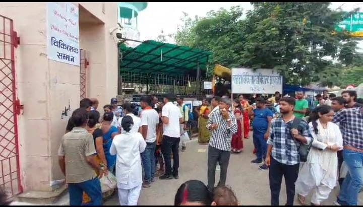 Bihar News:डॉक्टरों की हड़ताल का मरीज भुगत रहे हर्जाना! बीमार बेटे को लेकर घंटों रोती बिलखती रही लाचार मां, नहीं हुआ इलाज