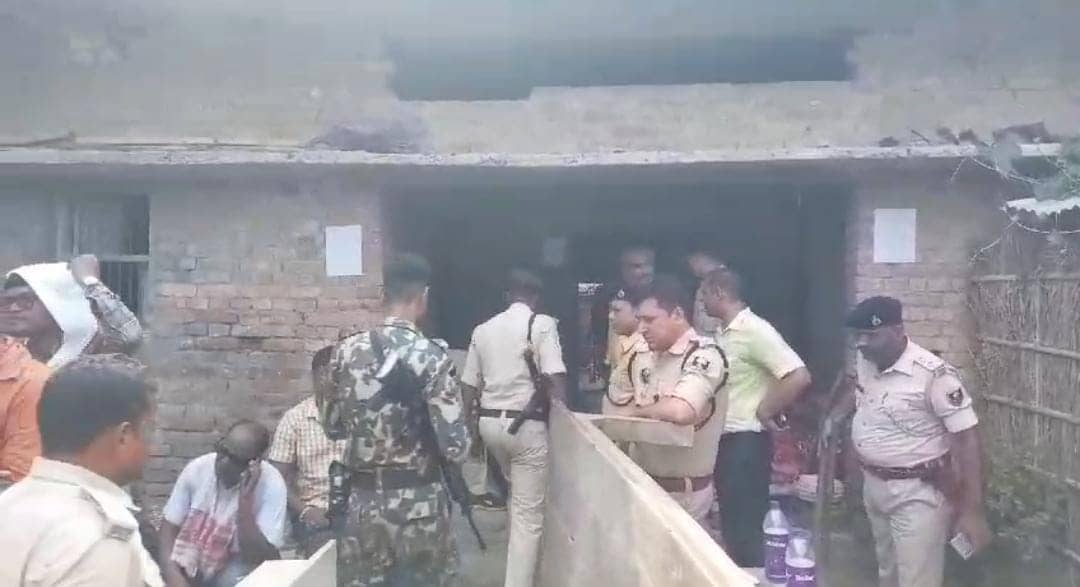 मुजफ्फरपुर में नाबालिग के साथ दरिंदगी मामले में कोर्ट ने लिया एक्शन, फरार आरोपी के घर किया कुर्की जब्ती