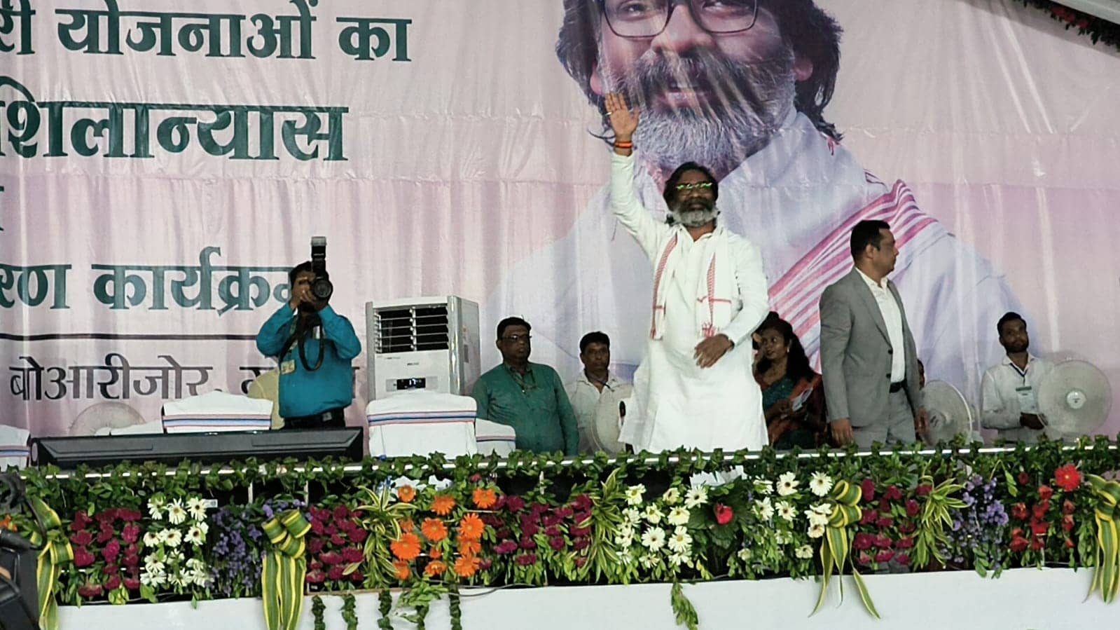 गोड्डा की धरती से गरजे सीएम हेमंत सोरेन! कहा- अगली बार सरकार बनी तो प्रत्येक परिवार को मिलेगा एक लाख रुपये, बीजेपी पर लगाया ये आरोप