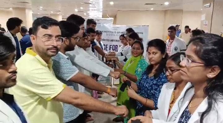 Kolkata Murder Case: देवघर एम्स  के महिला डॉक्टरों ने डॉक्टर भाईयों को काली राखी बांधकर जताया विरोध, पढ़ें क्या कहा
