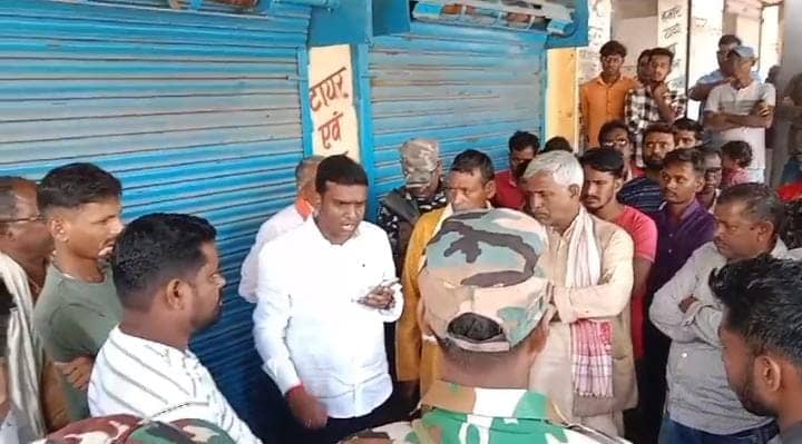 गढ़वा में विधायक के खिलाफ फूटा ग्रामीणों का गुस्सा, आलोक चौरसिया के खिलाफ जमकर हुई नारेबाजी, पढ़ें वजह