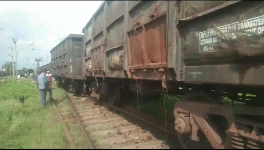 Breaking: सरायकेला के राजखरसावां  चाईबासा रेलखंड पर मालगाड़ी बेपटरी, रेस्क्यू में जुटा रेल प्रशासन 