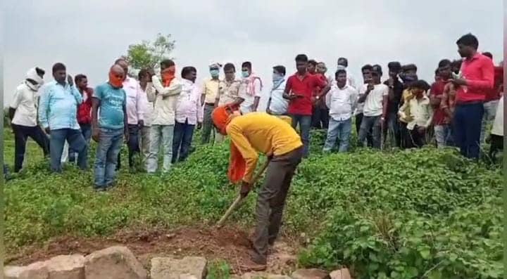 Garhwa News:आखिर ऐसा क्या हुआ कि पुलिस ने कब्र से ढाई साल की बच्ची का शव निकाला, पढ़ें हैरान कर देनेवाला पूरा मामला