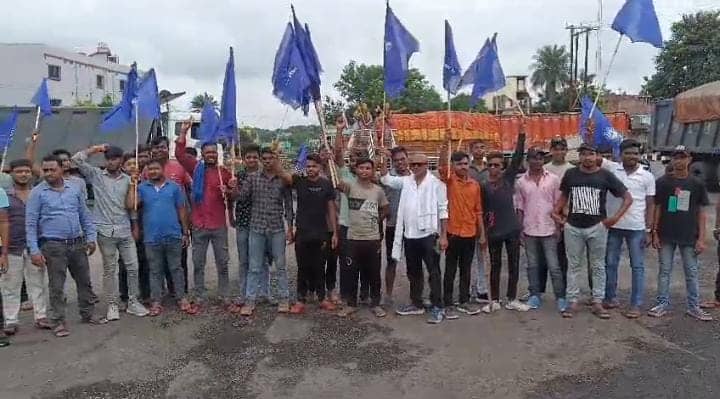 दुमका में दिख रहा भारत बंद का व्यापक असर, दुकानों के साथ-साथ बस के संचालन पर भी लगी रोक