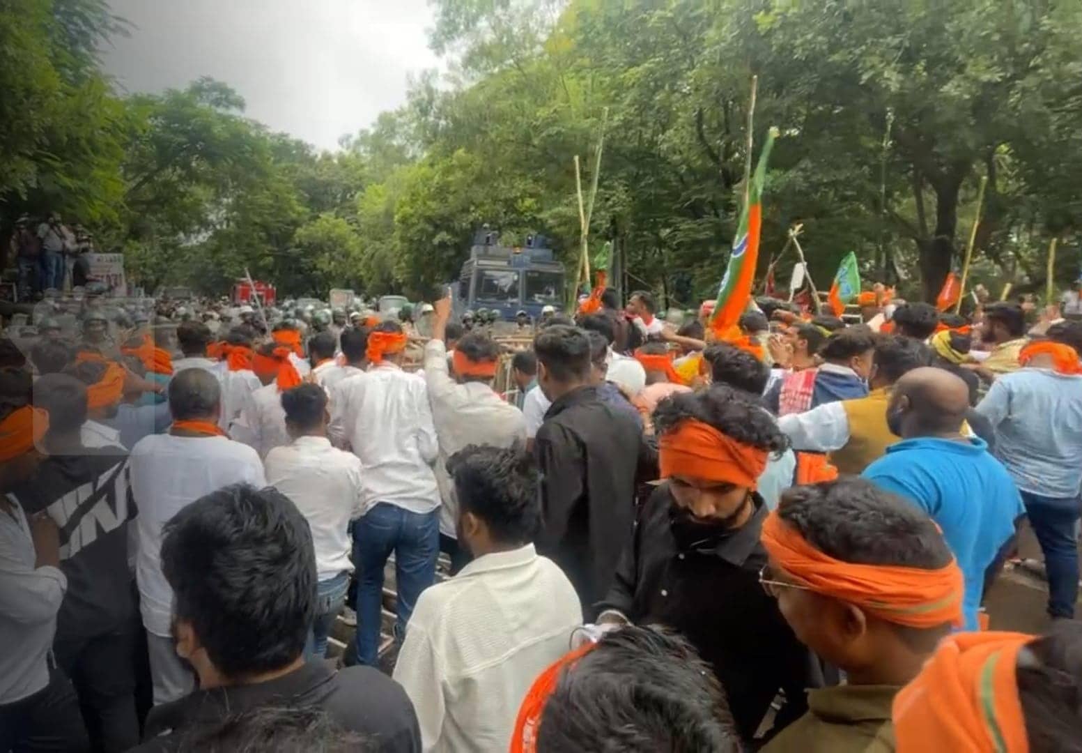 BREAKING : युवा आक्रोश मार्च के दौरान भाजपा नेताओं पर हुआ लाठी चार्ज, कई कार्यकर्ता घायल, देखिए वीडियो