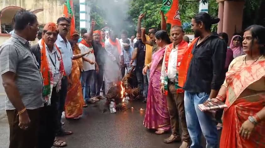 दुमका : भाजपाइयों ने किया हेमंत सोरेन का पुतला दहन, कहा- हम लाठी डंडे से डरने वाले नहीं तानाशाही सरकार को उखाड़ फेकेंगे