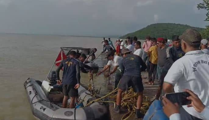 Jamshedpur Missing Plane : चांडिल डैम में मिला गायब एयरक्राफ्ट का सुराग, मालवा निकालने के प्रयास में जुटा बचाव दल 