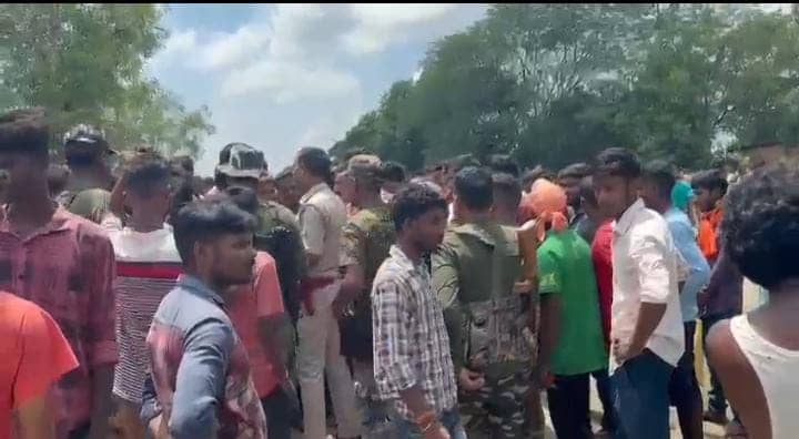 Breaking: सरायकेला में भीषण सड़क हादसा! ओवर लोड बालू लदे हाइवा ने ली एक की जान, दो घायल