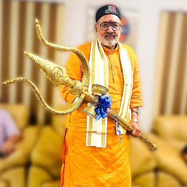 Bihar: जनता दरबार के दौरान हुए हमले के बाद गिरिराज सिंह ने लगाया त्रिशूल का डीपी, कहा-हम किसी से डरने वाले नहीं, जानें और क्या कहा 