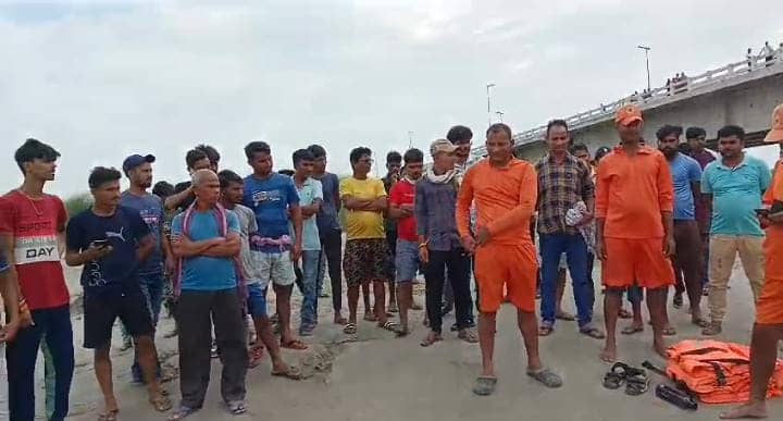 Bihar :सीआरपीएफ जवान ने उफनती नदी में पत्नी को फेंका, सर्च अभियान में जुटी NDRF,पढें वजह