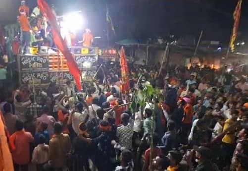 Bihar News: महावीरी जुलूस के दौरान गिरा घर का छज्जा, मची अफरातफरी, हजारों की संख्या में जुटी थी भीड़, देखें वीडियो