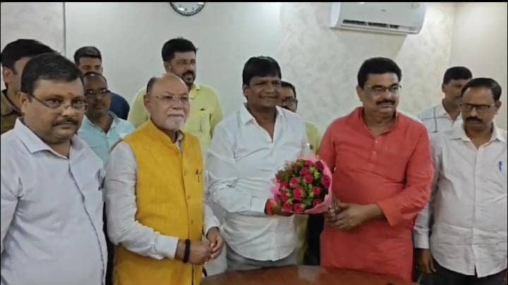 Bokaro: सांसद ढुल्लू महतो ने जिला प्रशासन को दी खुली चुनौती, कहा-अधिकारी अपने कार्यशैली में लाये परिवर्तन, वरना चुप नहीं बैठेगी जनता