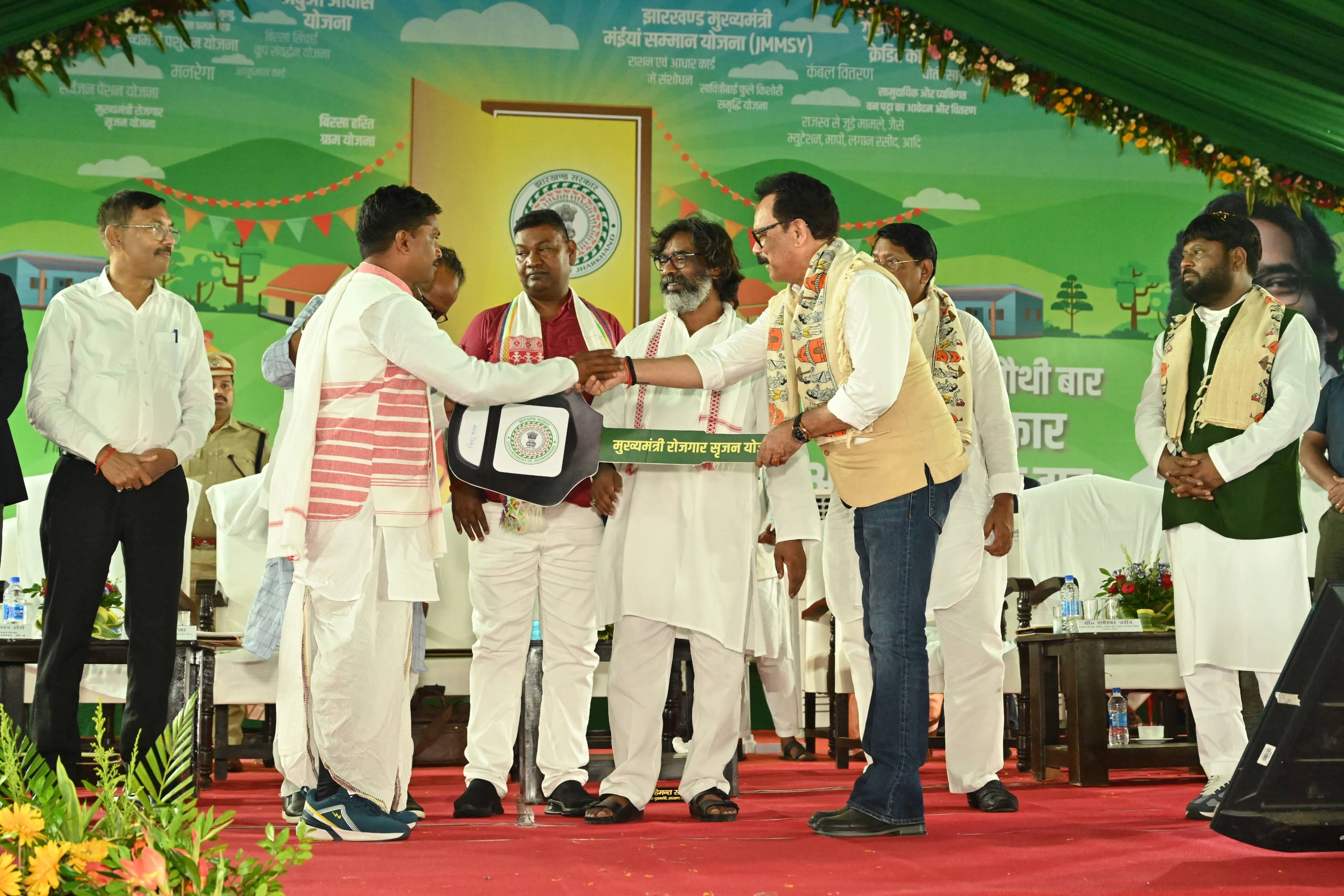 मुख्यमंत्री ने गुमला और लोहरदगा जिले को 347 विकास योजनाओं का दिया तोहफा , 1  लाख 62 हज़ार 769 लाभुकों के बीच 217 करोड़ 71 लाख 17 हजार रुपए की बांटी  परिसंपत्तियां