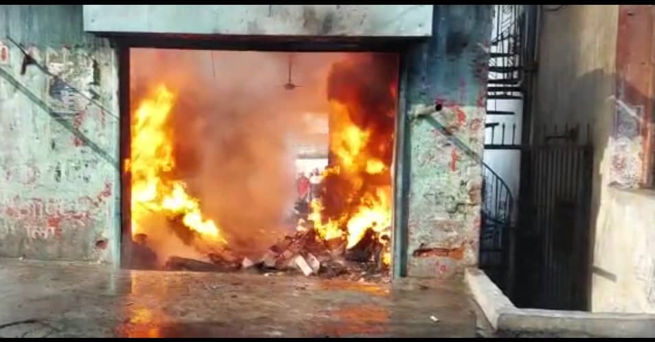 धनबाद में  टायर की दुकान में लगी भीषण आग, लाखों का टायर जलकर ख़ाक