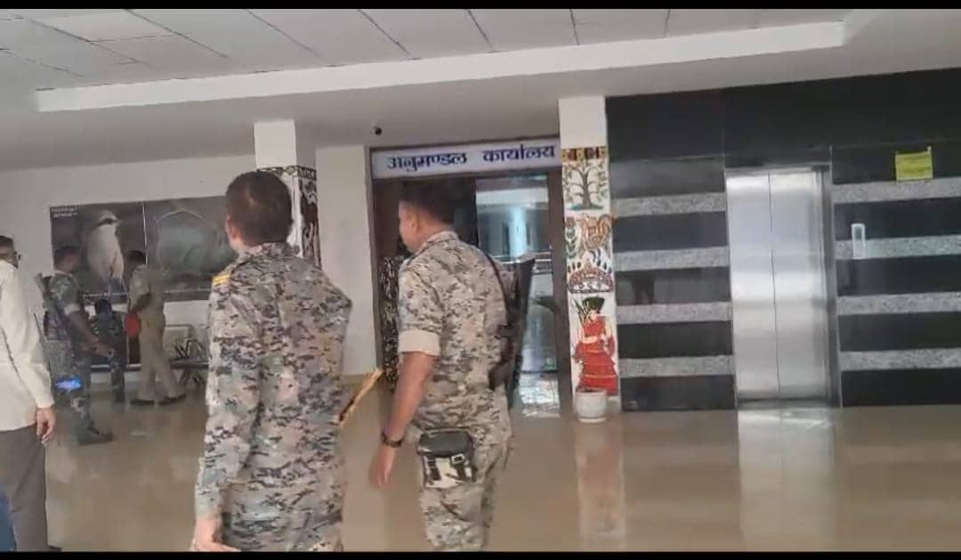 Breaking : हजारीबाग एसडीओ और उनके रिश्तेदारों के ठिकानों पर ACB की रेड, बड़गाईं जमीन घोटाला से जुड़ा है मामला