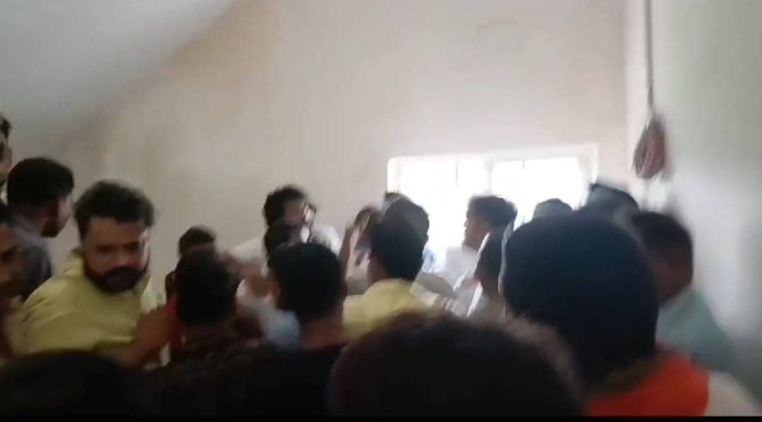 DHANBAD: रायशुमारी में क्यों भिड़े भाजपा नेता -कार्यकर्ता, पढ़िए इस रिपोर्ट में