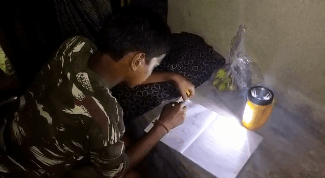 सड़क किनारे नींबू बेचकर पढाई करने को मजबूर है अंकित