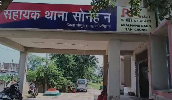 शराबबंदी वाले राज्य में पुलिसवाले छलका रही जाम, दारु पीते दरोगा और चौकीदार समेत चार लोग गिरफ्तार