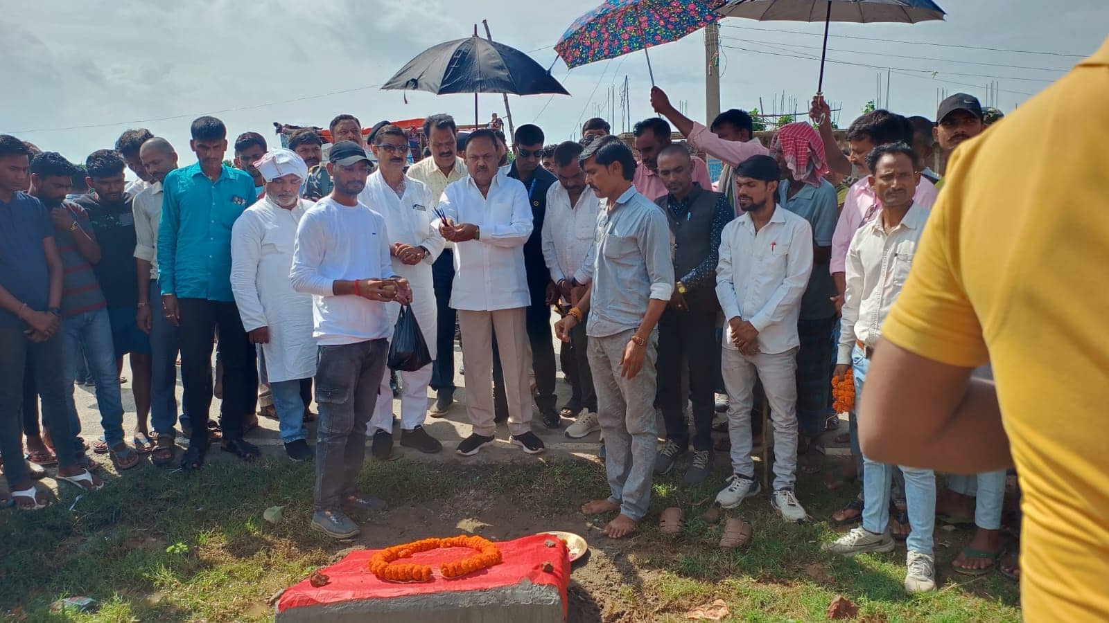 तीन महत्वपूर्ण सड़क निर्माण के शिलान्यास पर विधायक ने कहा-जनहित का जो खयाल रखें वही जनता का सच्चा प्रतिनिधि