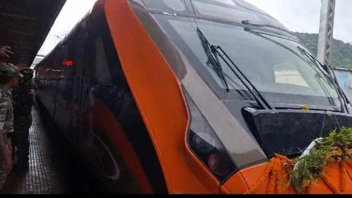 गिरिडीहवासियों को दो और वंदे भारत ट्रेन की मिली सौगात, अब तीन वंदे भारत ट्रेन का पारसनाथ रेलवे स्टेशन में होगा ठहराव