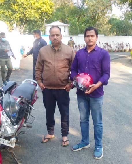 पलामू के युवक ने डिज़ाइन किया अनोखा हेलमेट , इसे लगाए बिना ना बाइक होगा ऑन और ना ही  स्टार्ट