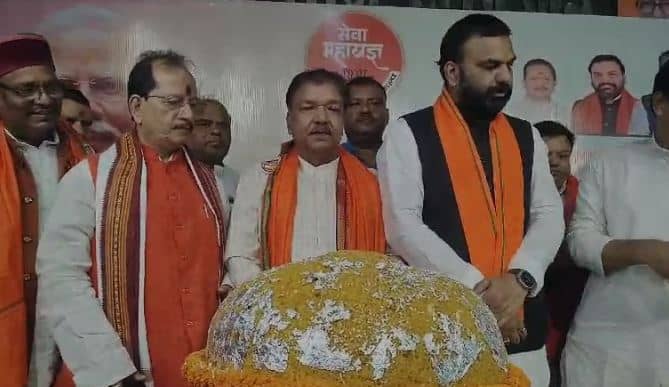 पीएम मोदी के जन्मदिन पर बीजेपी कार्यालय में कटा 74 किलो का लड्डू, रक्तदान शिविर का भी आयोजन