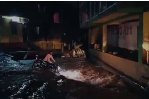 ‘जाको राखे साइयां...’ पानी के तेज बहाव में बाइक के साथ बहा युवक, लोगों ने बचाई जान