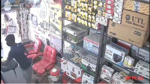 Motihari News: शो रुम के मालिक को दुकान में घुसकर अपराधियों ने चाकू से गोदा, इलाके में दहशत का माहौल