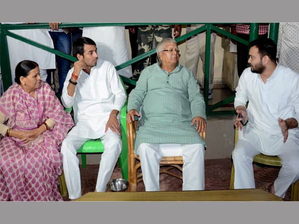 मनी लॉन्ड्रिंग मामले में लालू परिवार को एक बार फिर कोर्ट ने भेजा समन, सात अक्टूबर को पेश होने का आदेश 