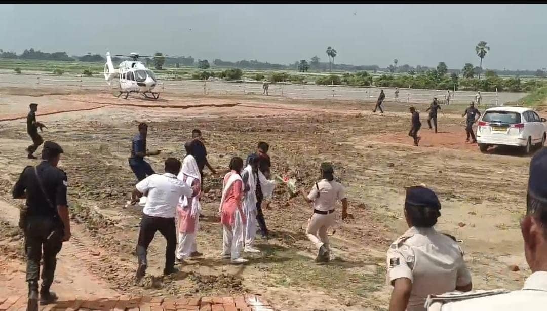 कैमूर में सड़क की मांग को लेकर सीएम से मिलने पहुंची छात्राएं, बैरिकेटिंग तोड़ हेलीकॉप्टर की तरफ लगाया दौड़,देखिए प्रशासन ने क्या किया 