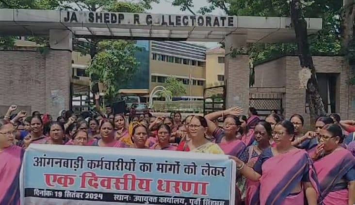 आंगनबाड़ी सेविकाओं का सड़को पर विरोध प्रदर्शन, कहा-महिलाओं के हक अधिकार के साथ किया जा रहा खिलवाड़ 