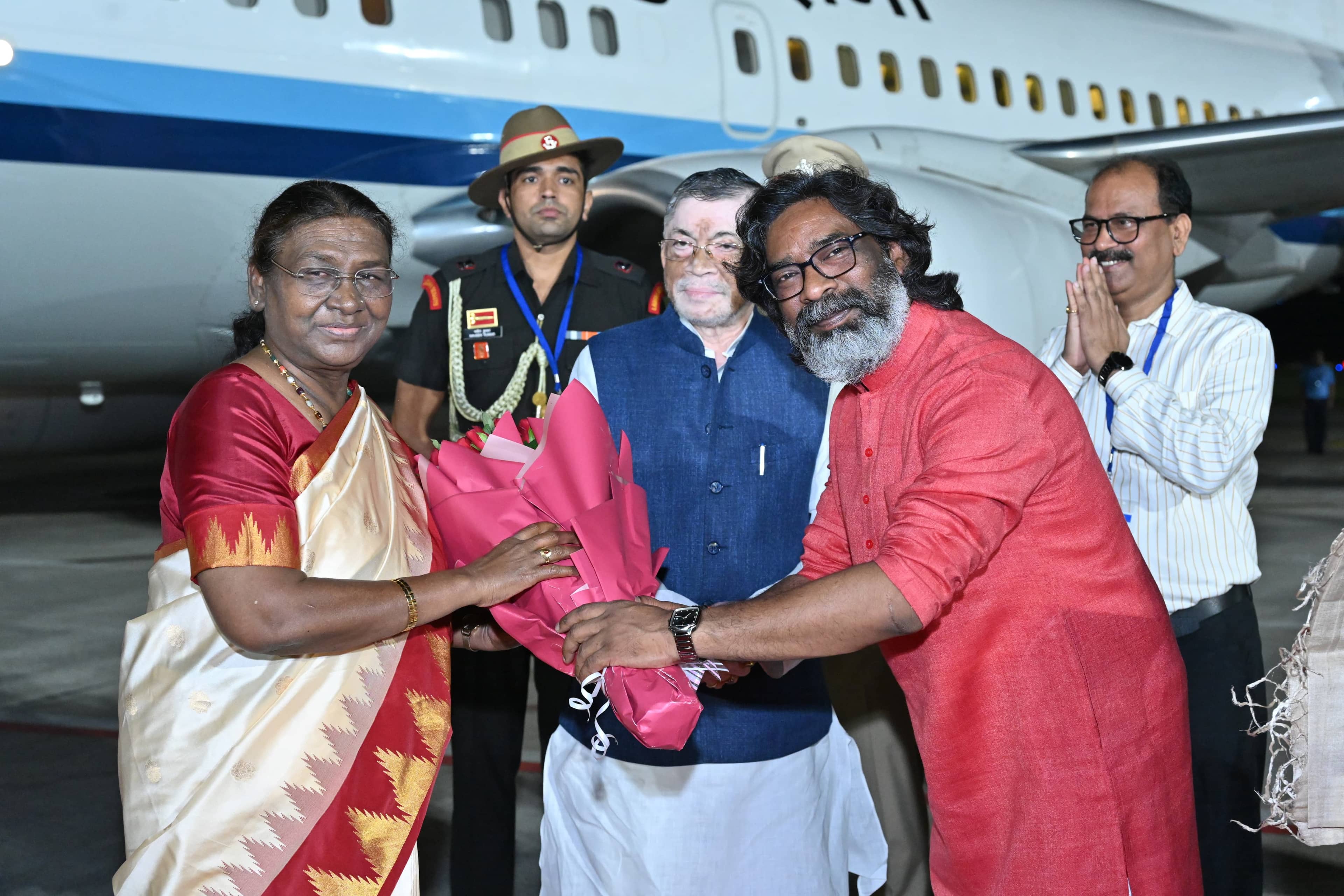 रांची पहुंची राष्ट्रपति द्रौपदी मुर्मू,राज्यपाल और मुख्यमंत्री ने किया स्वागत,पुरानी यादें हुई ताज़ा   