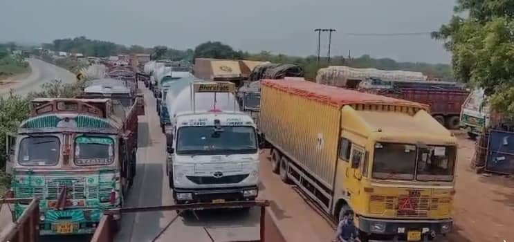 बंगाल में झारखंड के भारी वाहनों को रोक, पूर्वी सिंहभूम के बॉडर इलाके में गाड़ियों की लगी लंबी कतार