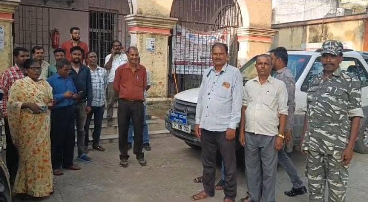 लोहरदगा सिविल सर्जन की कुर्सी दो महीने से है खाली,स्वास्थ्य कर्मियों को नहीं मिल रहा है वेतन, भूखे मरने की स्थिति हुई उत्पन्न