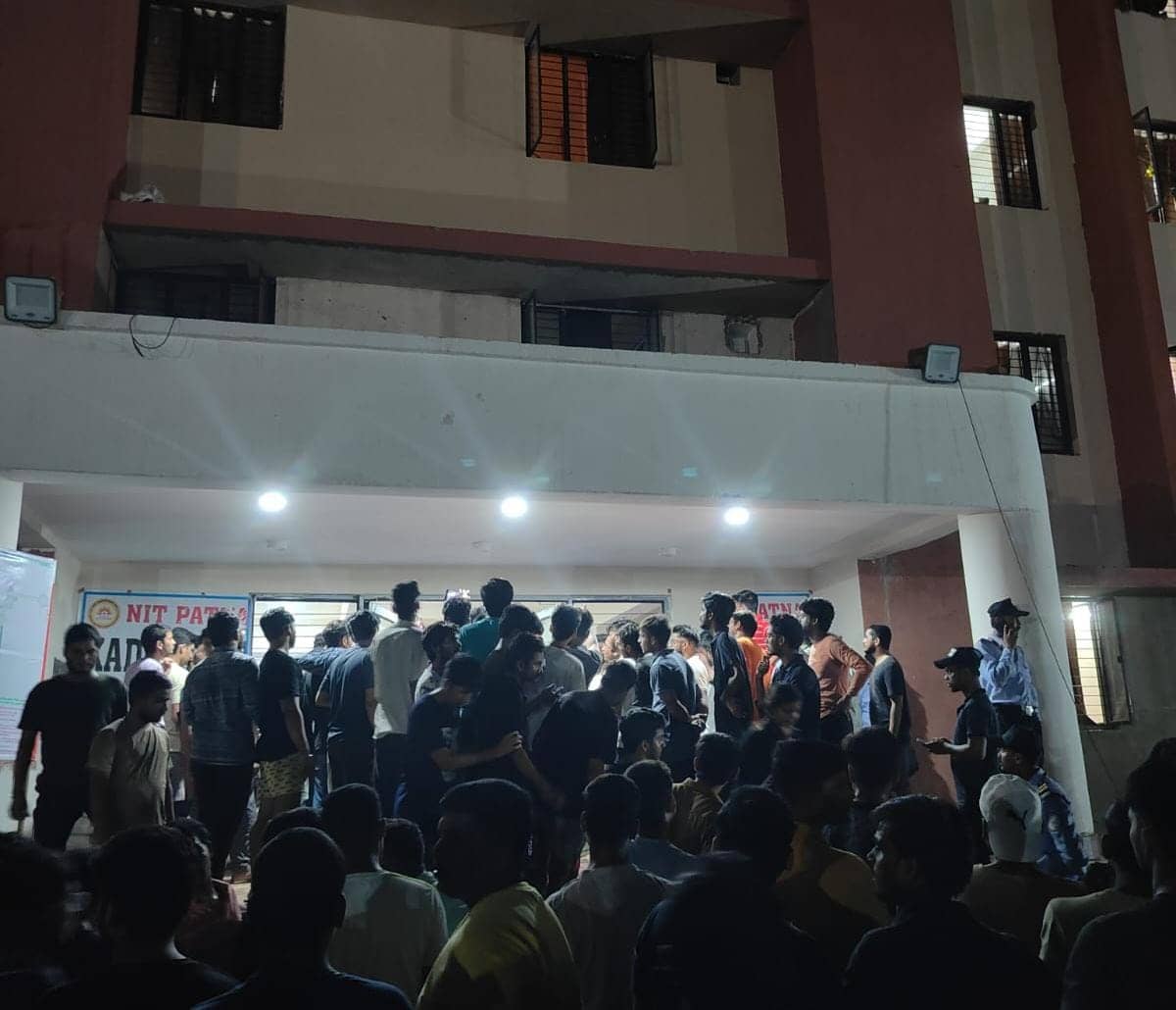 पटना: बिहटा स्थित एनआईटी कैंपस में छात्रा ने की आत्महत्या, छात्राओं के हंगामा के बाद पुलिस मौके पर पहुंची