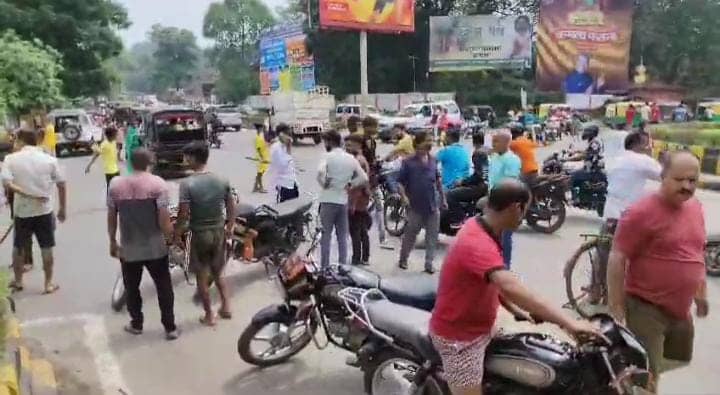 जमशेदपुर:सड़क हादसे के विरोध में बस्तीवासियों ने आरडी टाटा गोलचक्कर को किया जाम,पढें क्या है पूरा मामला